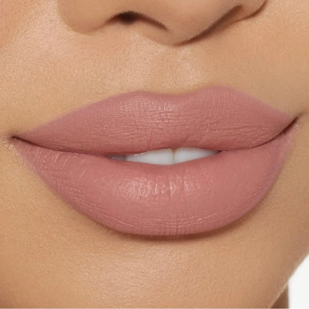 Kylie Velvet Liquid Lipstick & Lip Liner Set 👄 in the shade "𝙱𝙰𝚁𝙴" - Picture 2 of 6